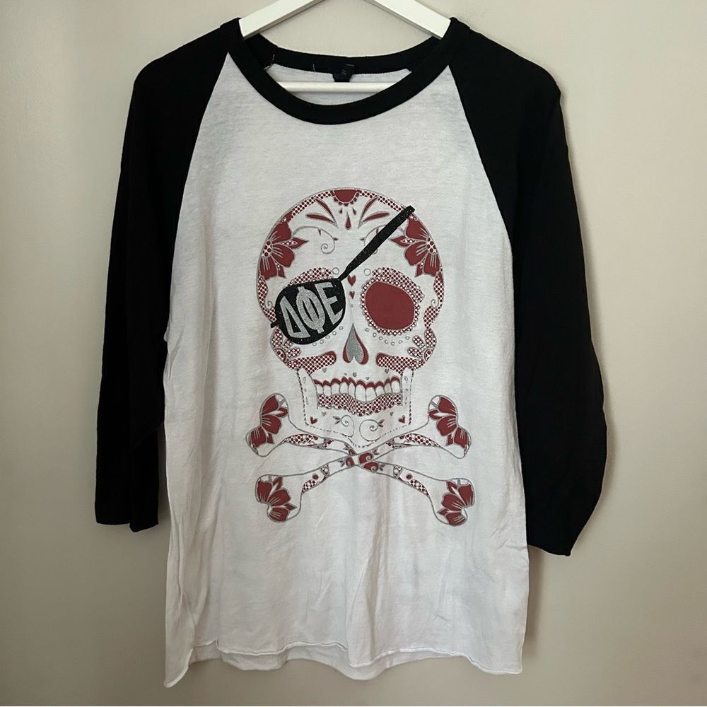 Delta Phi Epsilon Baseball Tee 3/4 Sleeve Pirate Skull Graphic DPhiE Casual - Picture 3 of 12